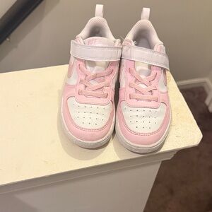Nike Kids Sneakers in Soft Pink and White